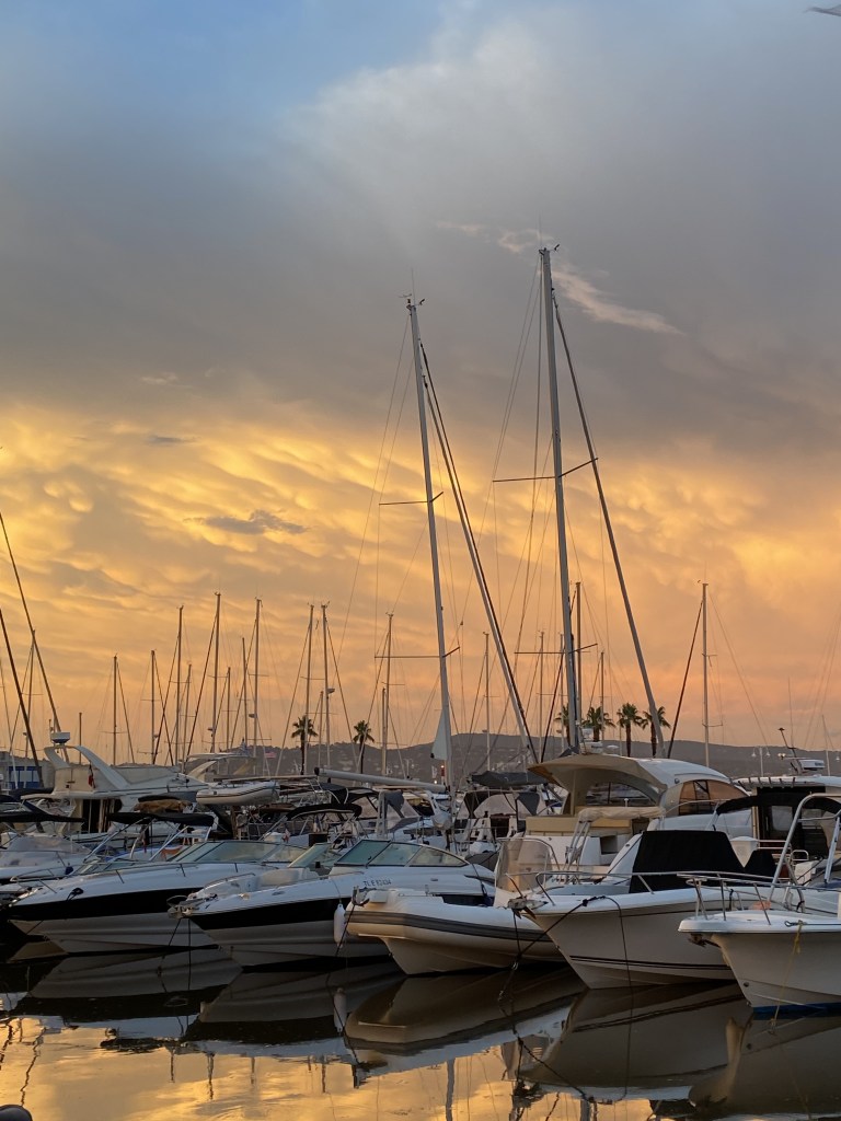 Magnifique et lumineux coucher de soleil après l'orage sur la marina de Cavalaire