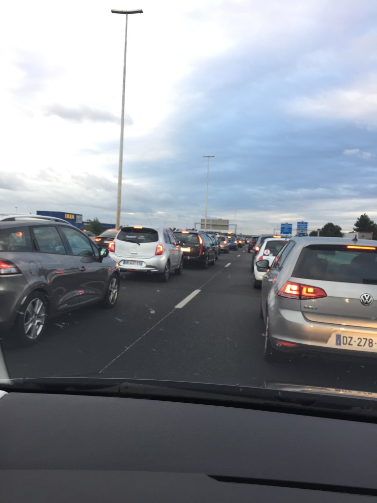 Vue depuis le siège passager sur une autoroute très encombrée. Il y a un bouchon.