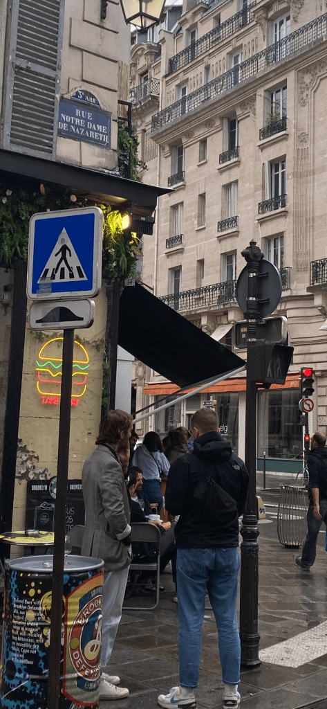 à l'angle de la rue Notre Dame de Nazareth et de la rue du Temple. Quelques personnes aimant la belle vie se prennent un apéritif dehors.