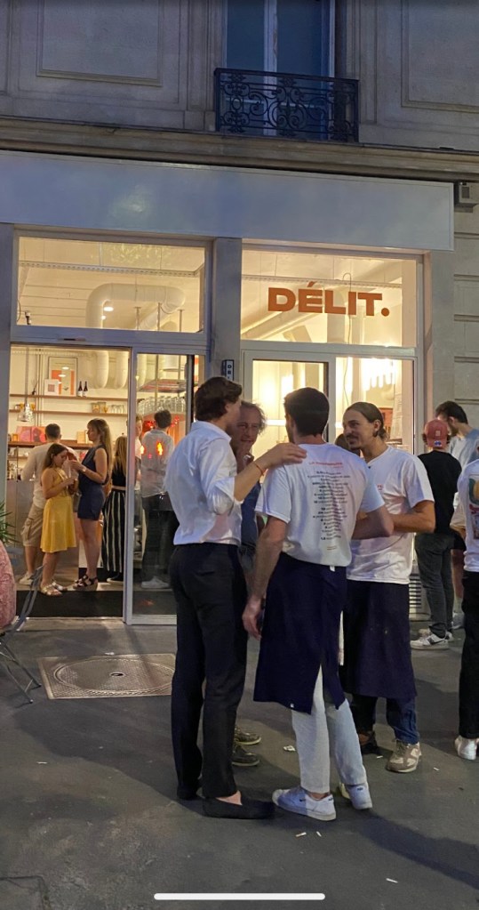 La joie de ceux qui bossent dur pour produire une excellent Street Food et qui s'offrent une petite pause sur le large trottoir de l'avenue Marceau