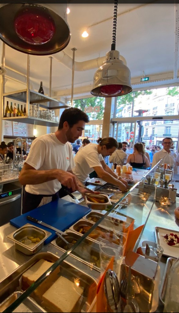 Le chef est à fond pour produire les saveurs variées dont il a seul le secret