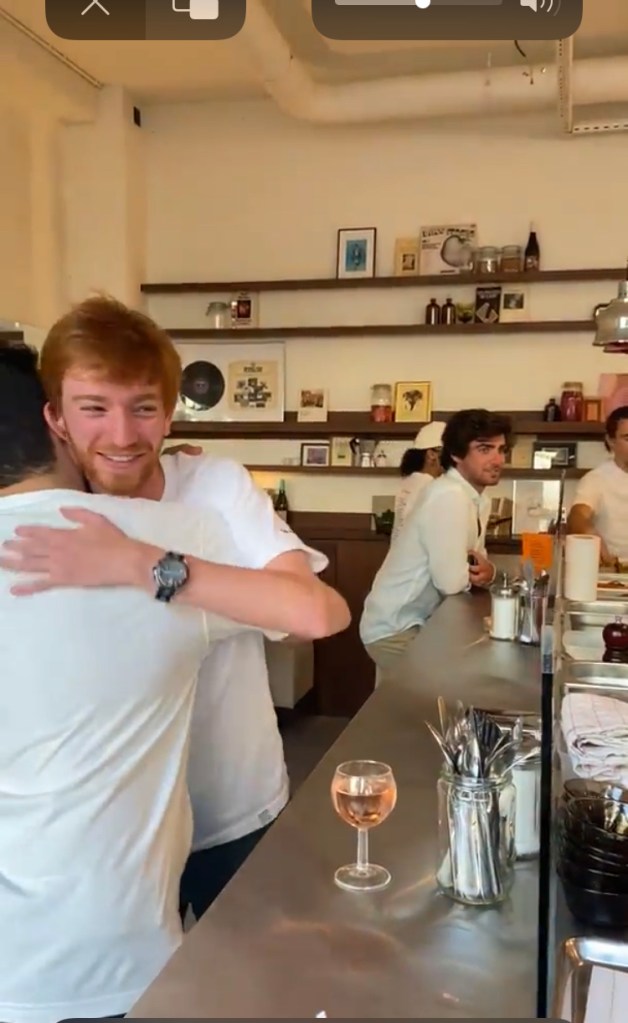 Les meilleurs potes du monde se retrouvent et se prennent dans les bars avant de s'offrir un bon petit apéritif