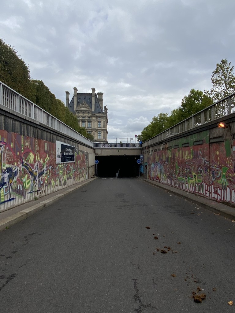 L'entrée du tunnel des Tuileries est maintenant entièrement peint de fresques urbaines, sur ses murs de part et d'autre de la chaussée de près de 900m de longueur.