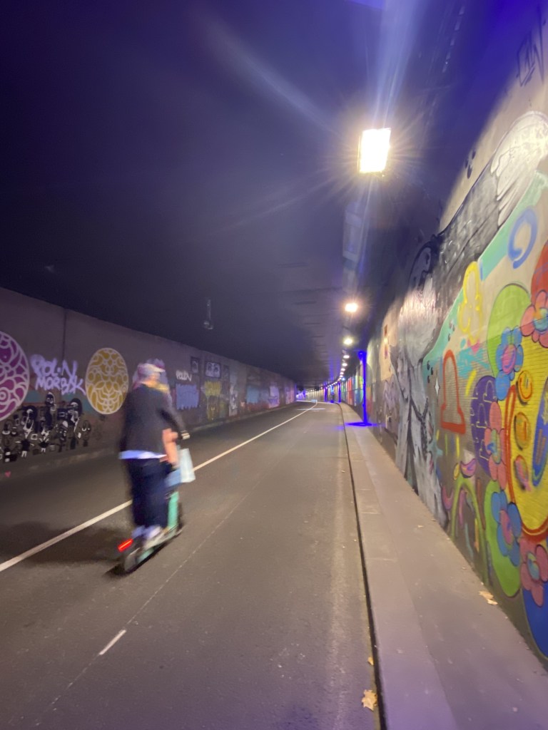 Un vélo me double sur ma auche dasn le tunnel des Tuileries bordé de fresques totalement irréelles, voire oniriques. Elles sont hautement colorées et cela ne manque pas de surprendre par le bon niveau artistique.