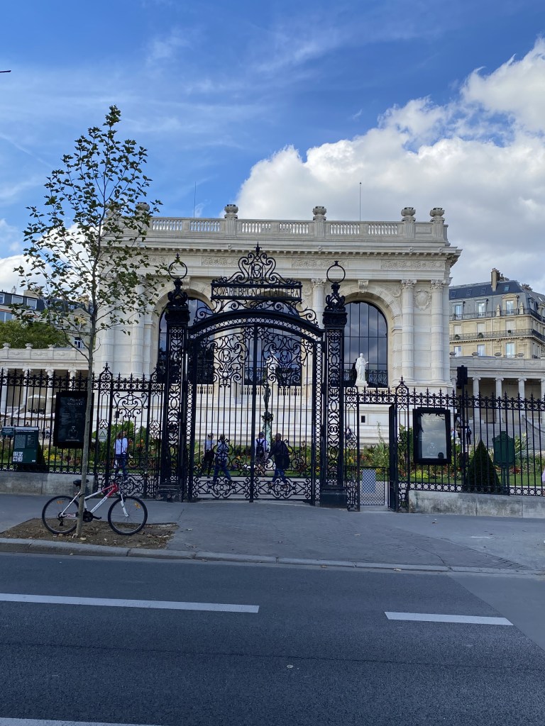 Magnifique facçade néo-classique blanche de l'Hôtel de Galliera, devenu musée Galliera. Le portail mmonumental est en fer forgé sous un beau ciel bleu.
