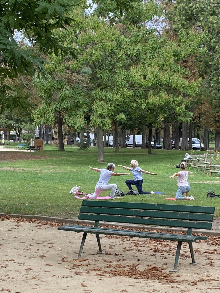 Des femmes pratiquent la gymnastique de plein air au jardin du Ranelagh