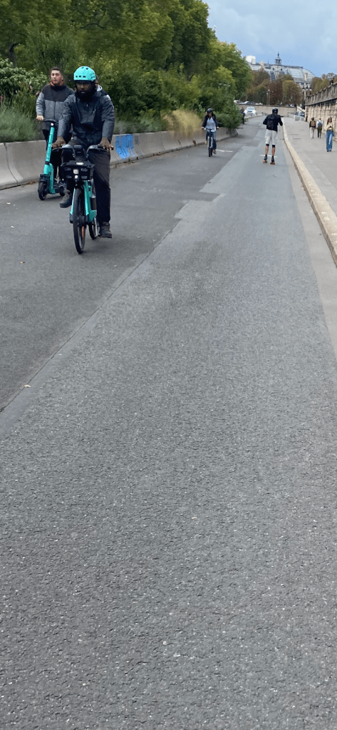 En sortant à vélo du tunnel des Tuileries, on croise des trottinettes et des vélos qui empruntent ce passage souterrain.