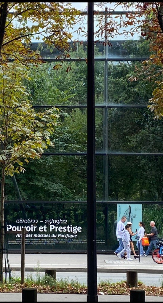 Cette belle façade en verre du musée des Arts Premiesr est magnifique par son imposante verdure qui s'y développe derrière, à la lumière du jour. 