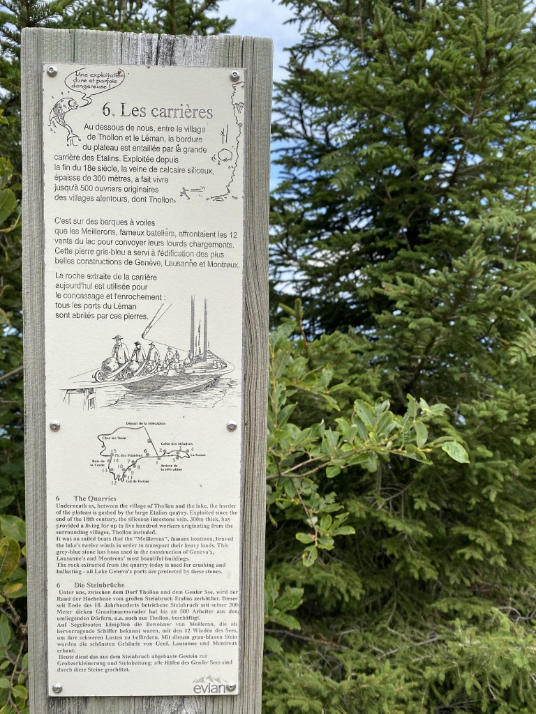 Le panneau explicatif se détache en premier plan des feuillus juste derrière