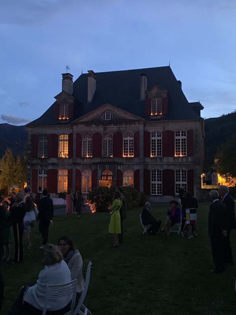 Vue nocturne éclairée du château de Bielle (64), mariage d'une béarnaise et d'un français.