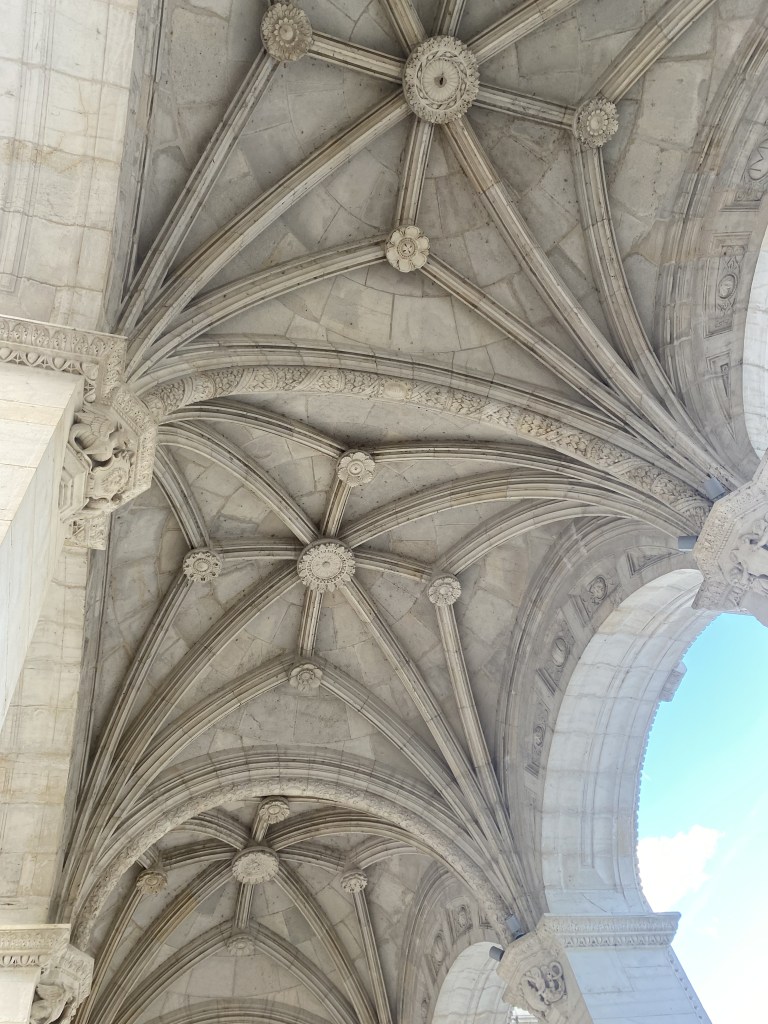 Vue sous la voute à croisée d'ogives de l'arcade donnant accès à la cour d'honneur du château de Pau