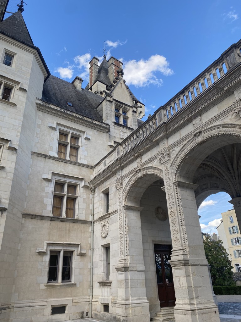 Château de Pau vu depuis la cour d'honneur et des belels arcades