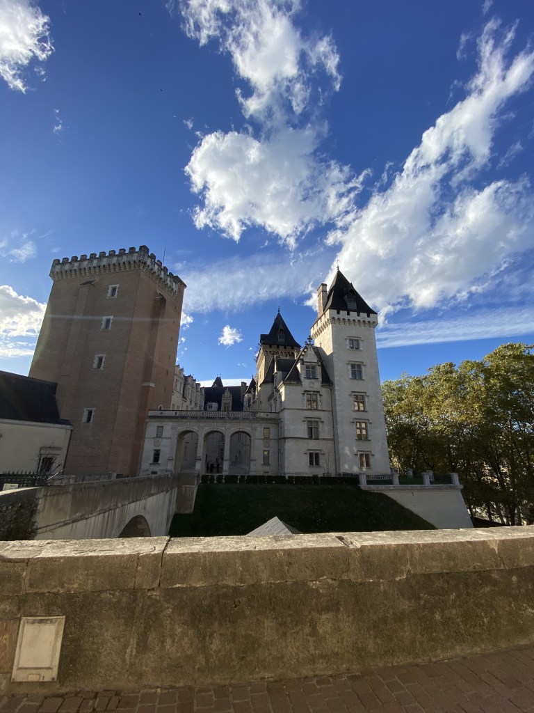 Vue éloignée du château de Pau, depuis la ville