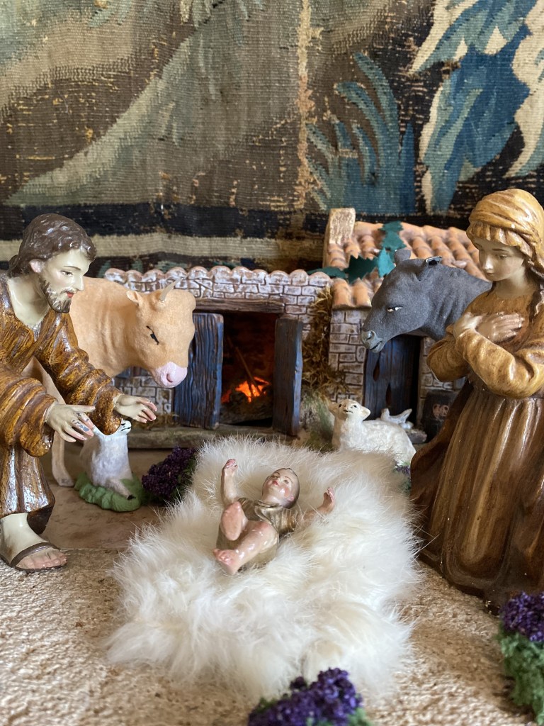 L'Enfant dans la crèche sur son duvet, vient de naître.