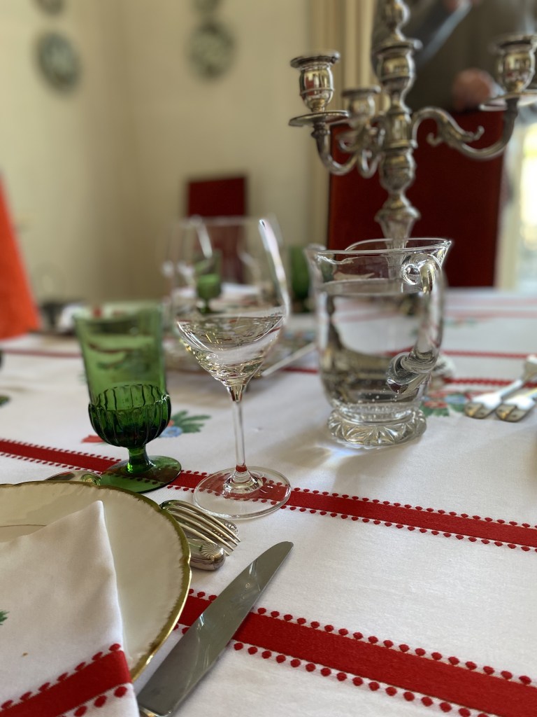 Table de Noël, égayée de verres colorés et d'un beau chandelier en argent