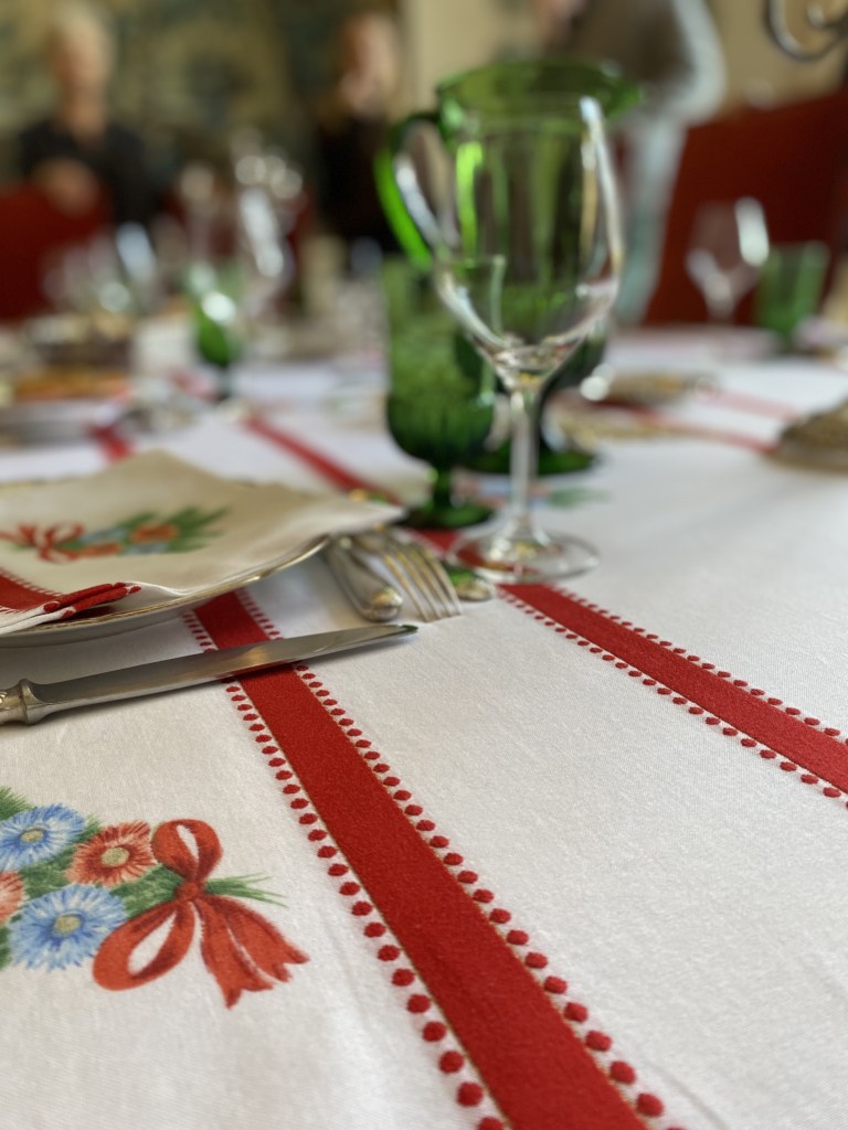 Table de Noël, égayée de verres colorés et d'un beau chandelier en argent