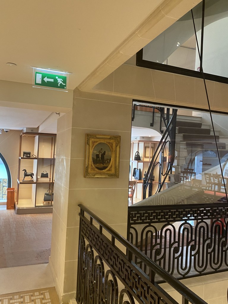 Intérieur de la boutique Hermès rue du Faubourg Saint-Honoré, février 2023