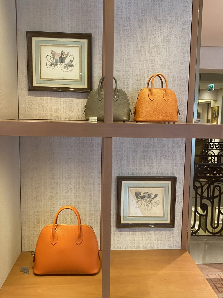 Intérieur de la boutique Hermès rue du Faubourg Saint-Honoré, février 2023