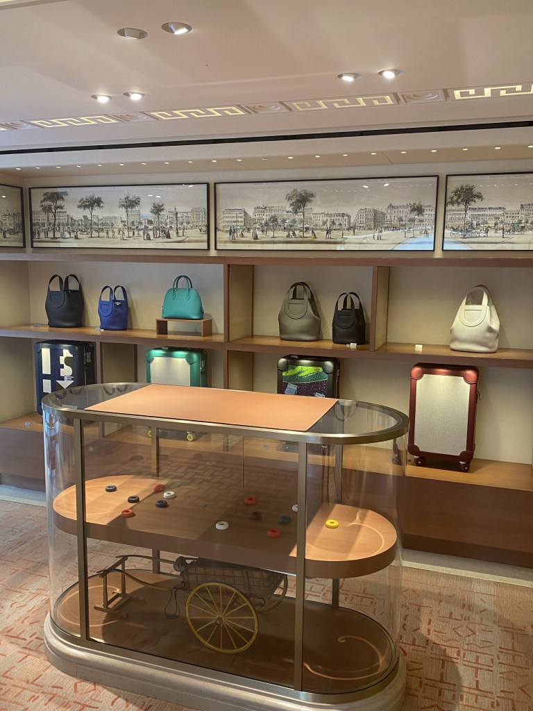 Intérieur de la boutique Hermès rue du Faubourg Saint-Honoré, février 2023