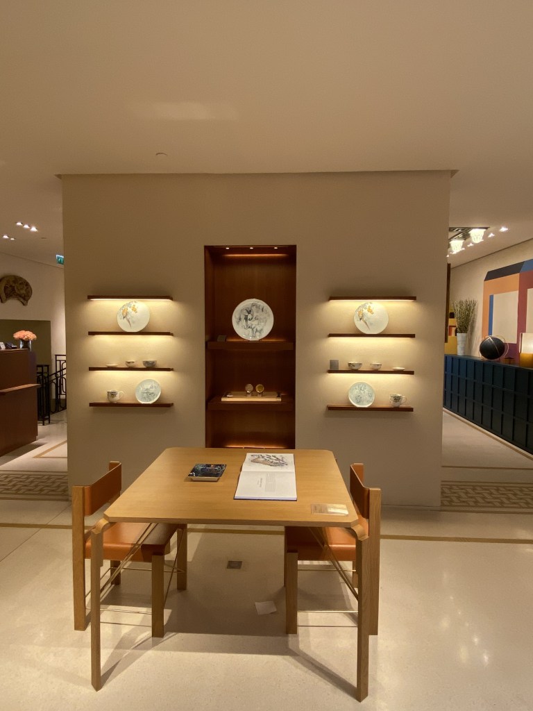 Intérieur de la boutique Hermès rue du Faubourg Saint-Honoré, février 2023