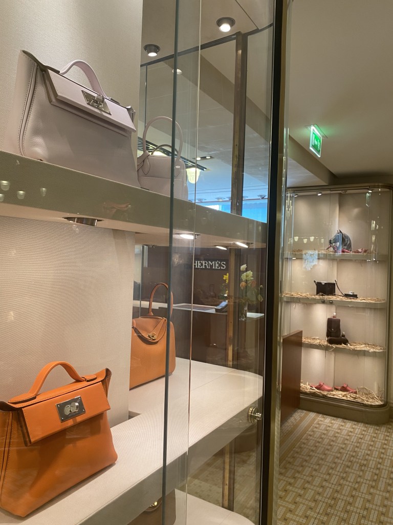 Intérieur de la boutique Hermès rue du Faubourg Saint-Honoré, février 2023