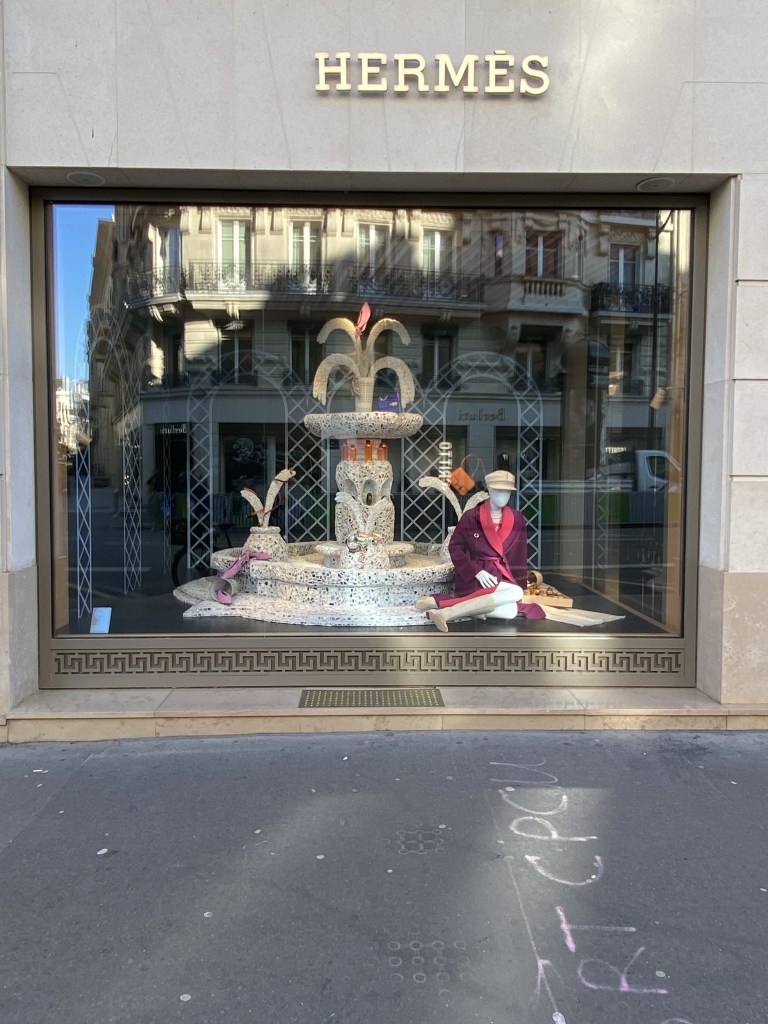 Vitrine de la boutique Hermès rue de Sèvres à Paris