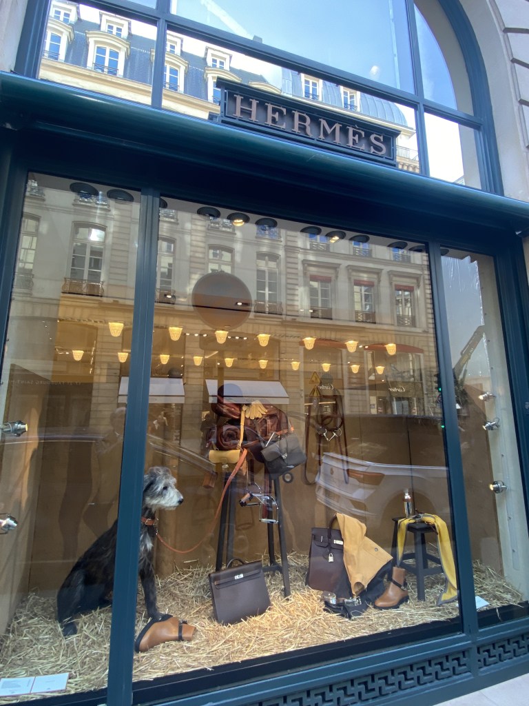 Vitrine de la boutoque Hermès rue du Faubourg Saint-Honoré