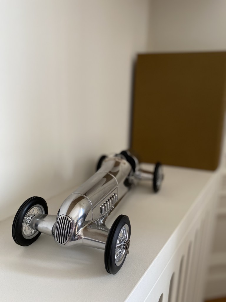 gros plan sur une belle miniature représentant La Mercedes-Benz W25, automobile de course construite de 1934 à 1936