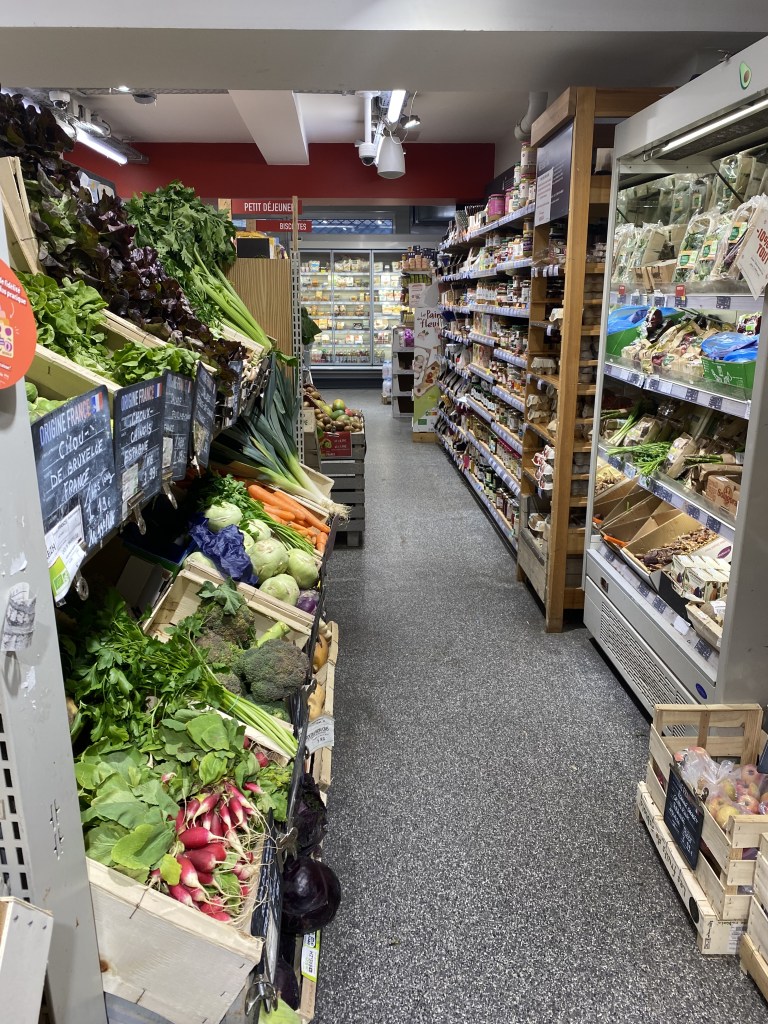 Intérieur de la boutique Naturalia, rue des Sablons, Paris