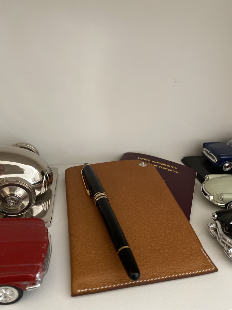 Gos plan sur un porte-passeport Hermès