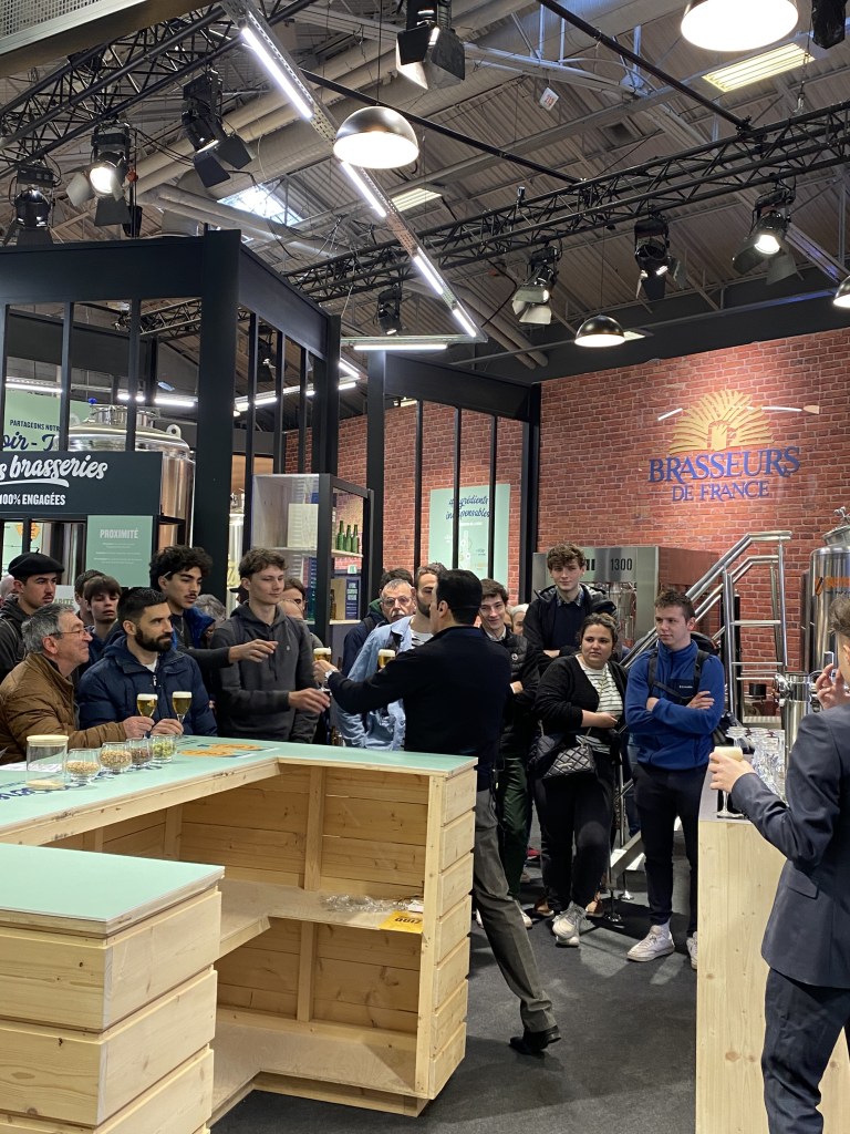 Beaucoup de monde - jeune - se presse pour déguster les délicieuses bières des Brasseurs Français.