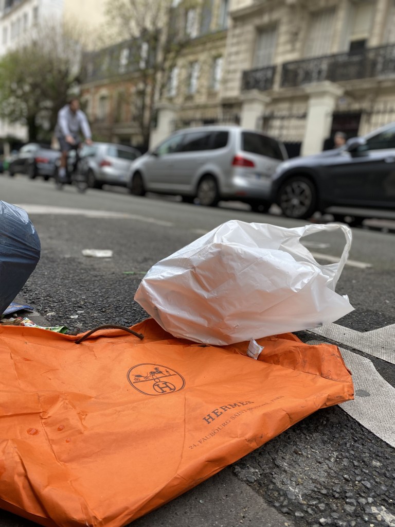 Un pauvre sac Hermes dégradé après 3 semaines de grèves des éboueurs
