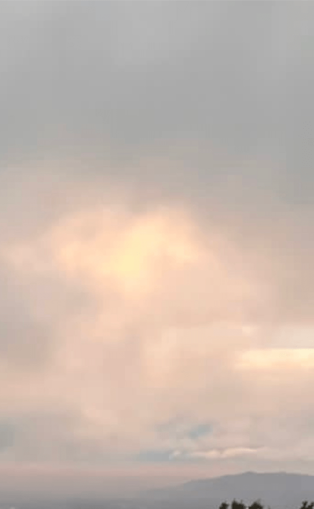 Un ciel orangé du soir, chargé de nuages menaçant, au dessus du Mont Méru, en Tanzanie.
