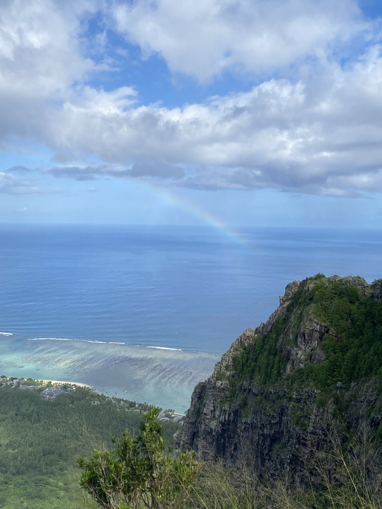 Une vue d'altitude, depuis le sommet du Morne Brabant, sur le lagon, l'océan indien et, au loin, un bel arc-en-ciel. Ile Maurice, Avril 2023
