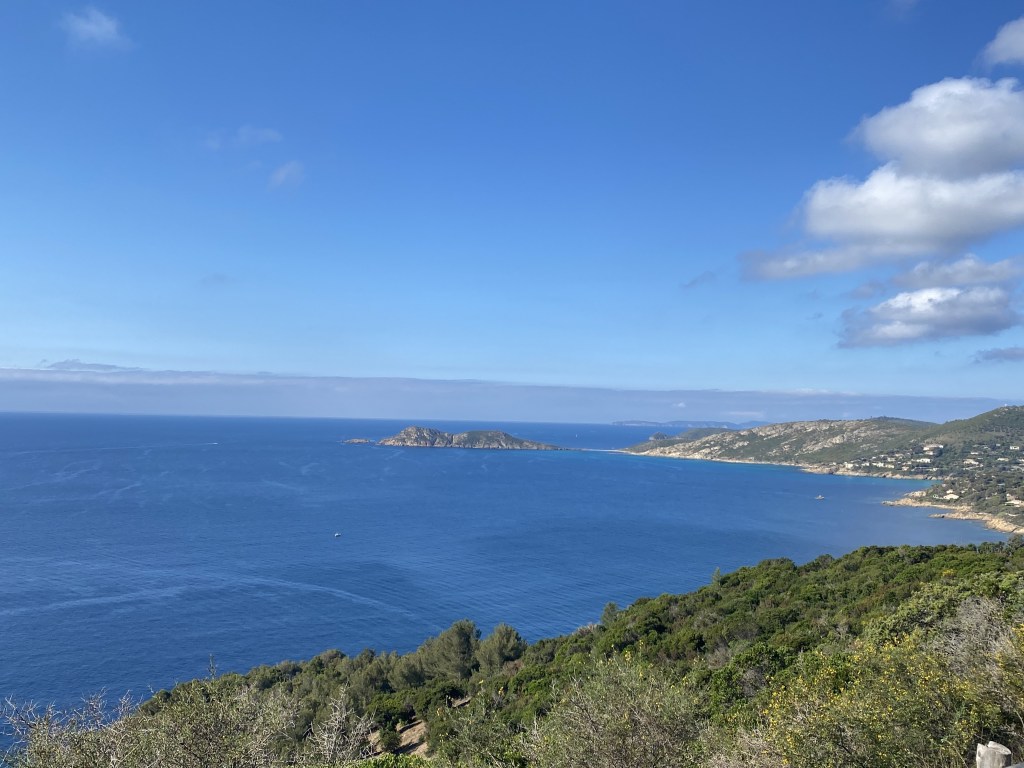Une très belle vue de mer et ciel azurs, baignant le cap Taillat, Var, aout 2023