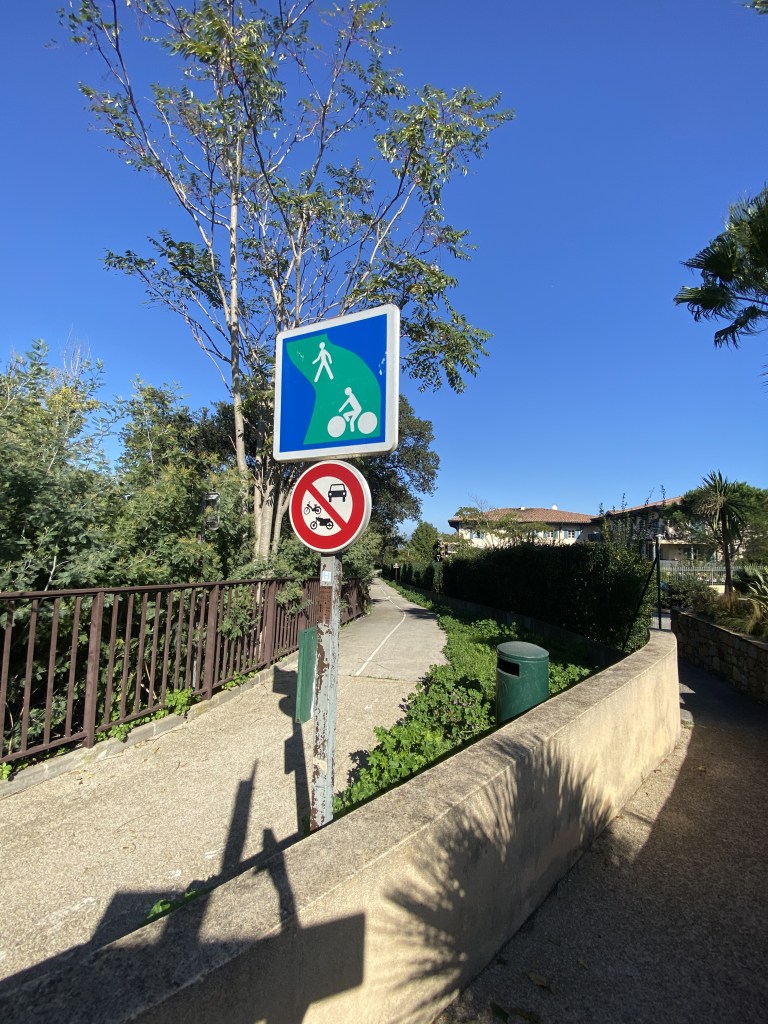 Vue sur la piste cyclable qui descend en direction de la Vernatelle depuis le rond-point le plus proche de la Gendarmerie.