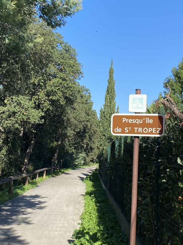 Vue sur la piste cyclable qui descend en direction de la Vernatelle depuis le rond-point le plus proche de la Gendarmerie.