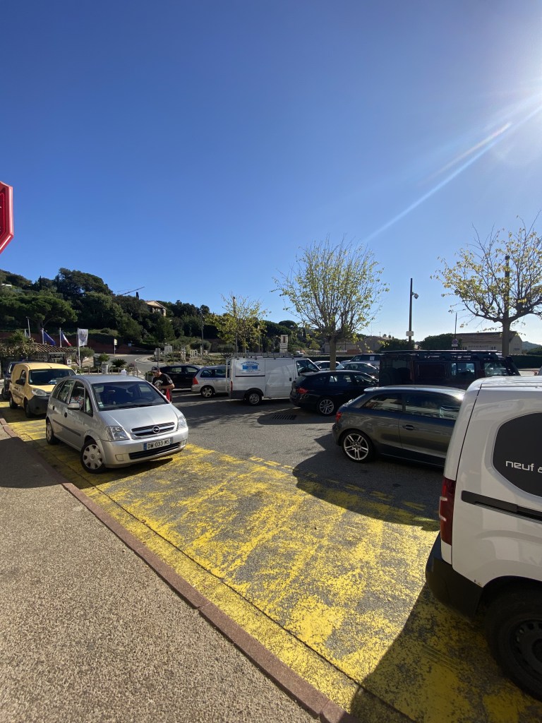 Vue sur le parking un peu désordonné de la zone commerçante basse, de La Croix Valmer