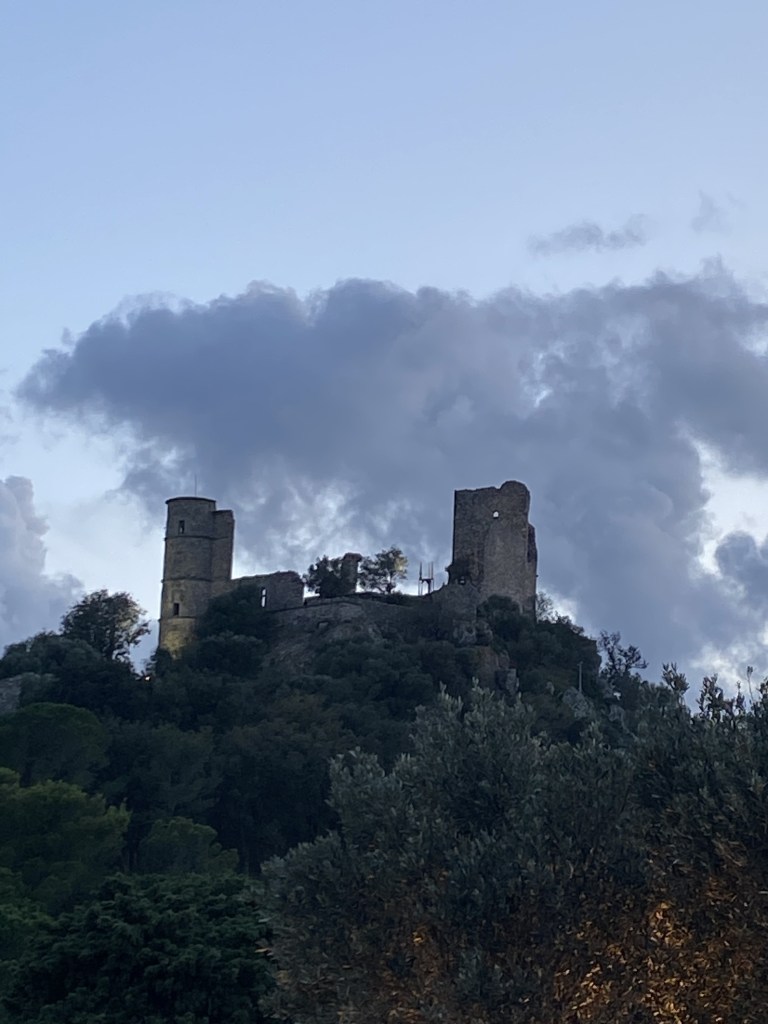 Les deux tours magistrales du château de Grimaud, enveloppées dans des nuages menaçant, évoquant un château en Ecosse