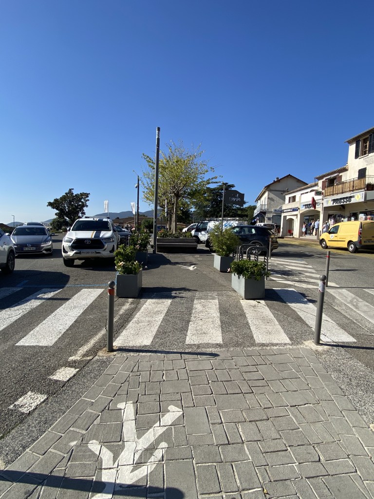 Vue sur le parking un peu désordonné de la zone commerçante basse, de La Croix Valmer