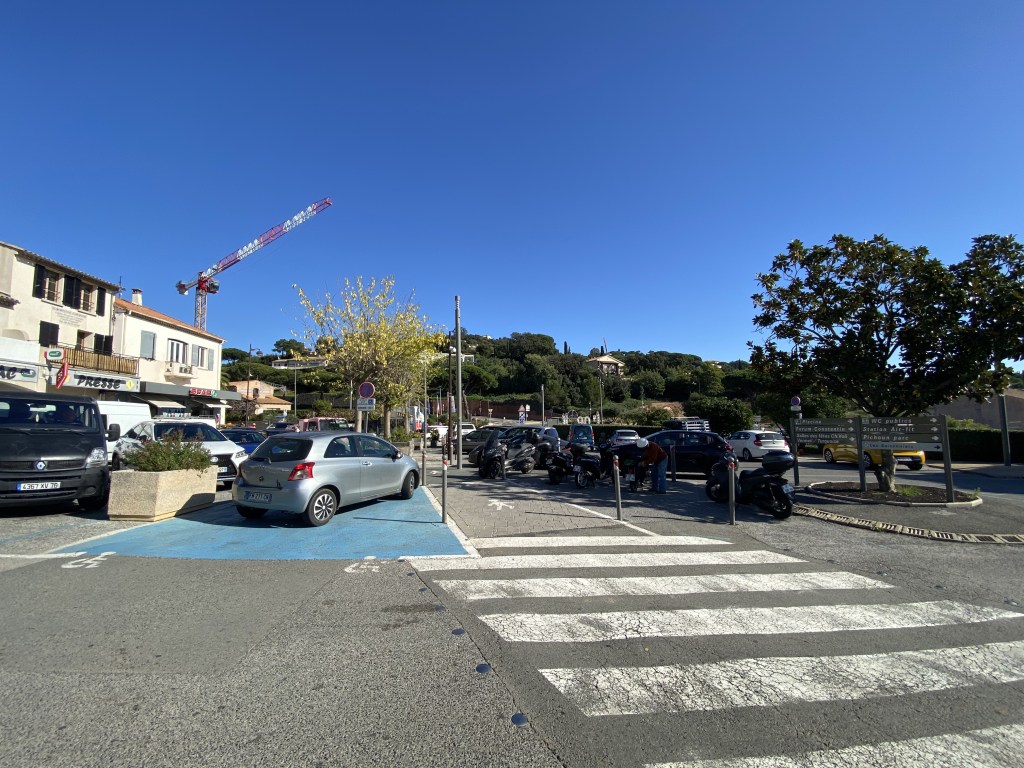 Vue sur le parking un peu désordonné de la zone commerçante basse, de La Croix Valmer