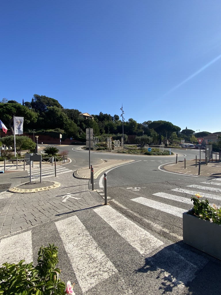 Vue d'un des 4 rond-points encerclant le village de La Croix Valmer.