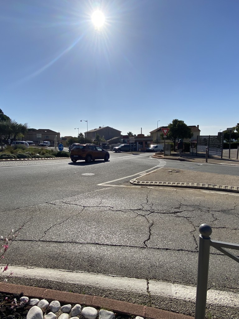 Vue d'un des 4 rond-points encerclant le village de La Croix Valmer.