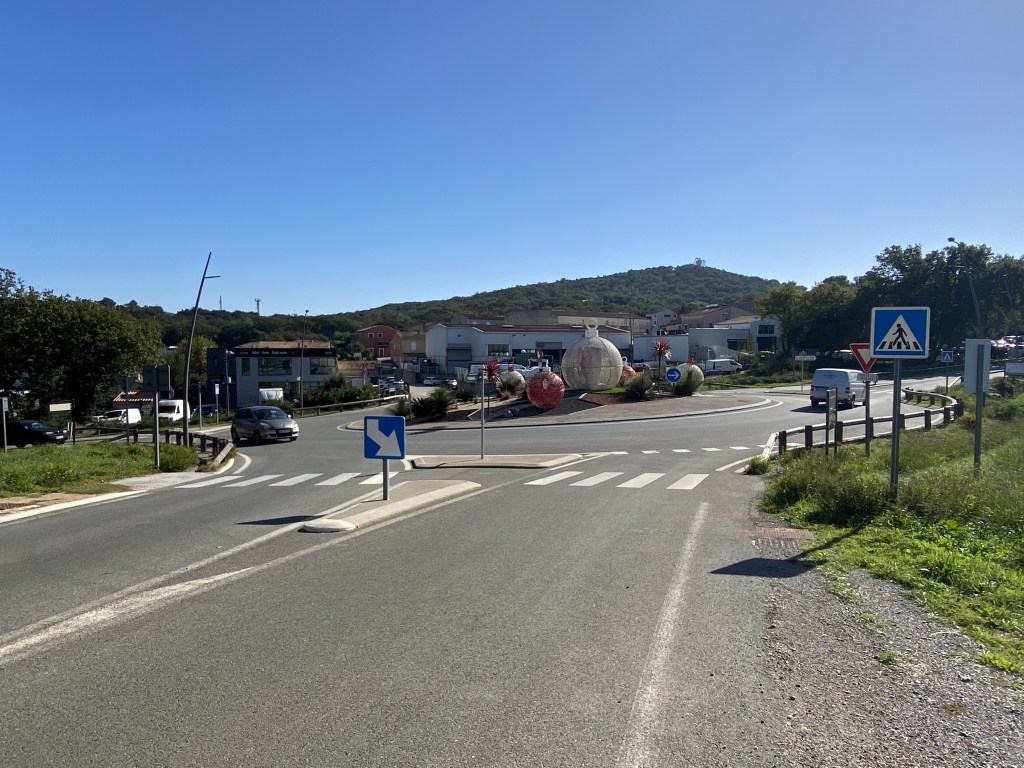 Vue d'un des 4 rond-points encerclant le village de La Croix Valmer.