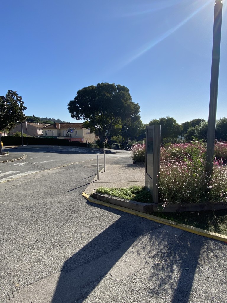 Vue d'un des 4 rond-points encerclant le village de La Croix Valmer.