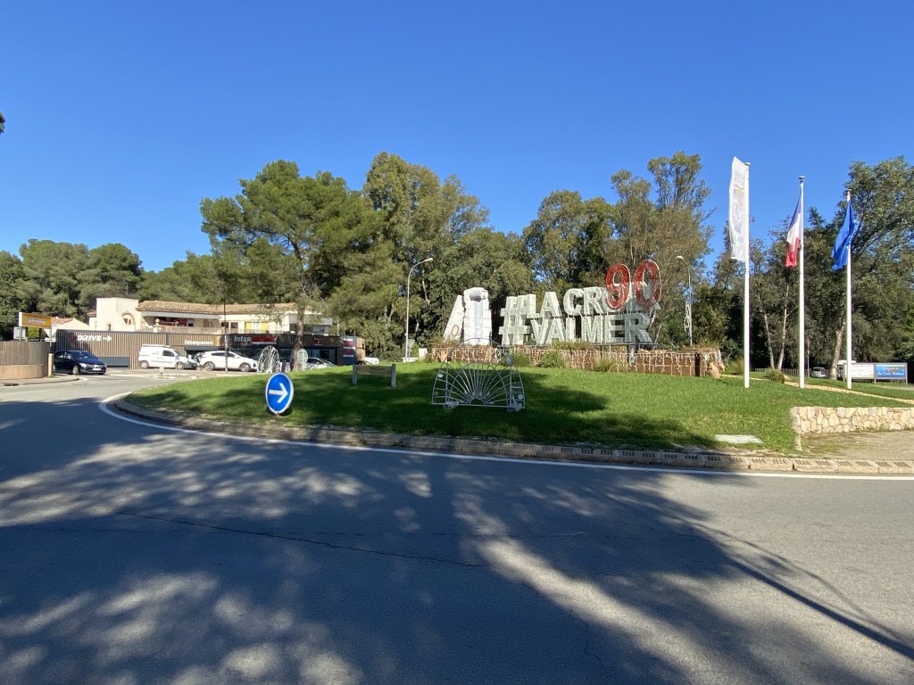 Vue d'un des 4 rond-points encerclant le village de La Croix Valmer.