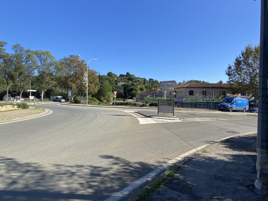 Vue d'un des 4 rond-points encerclant le village de La Croix Valmer.