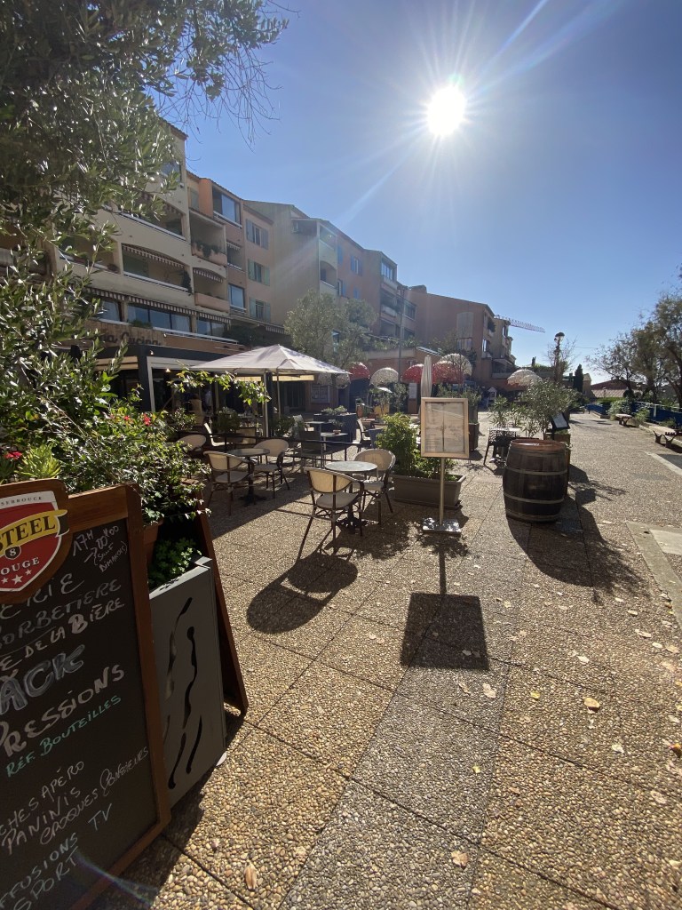 Vue sur une l'esplanade disgracieuse face à l'Hôtel de Ville. Un embellissement est urgemment nécessaire.