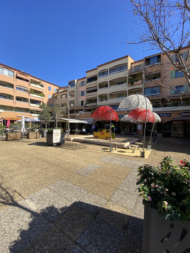 Vue sur une l'esplanade disgracieuse face à l'Hôtel de Ville. Un embellissement est urgemment nécessaire.