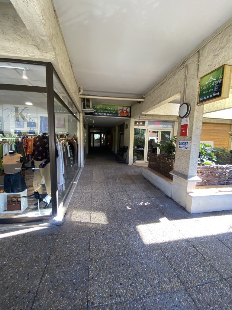 Vue sur une l'esplanade disgracieuse face à l'Hôtel de Ville. Un embellissement est urgemment nécessaire.